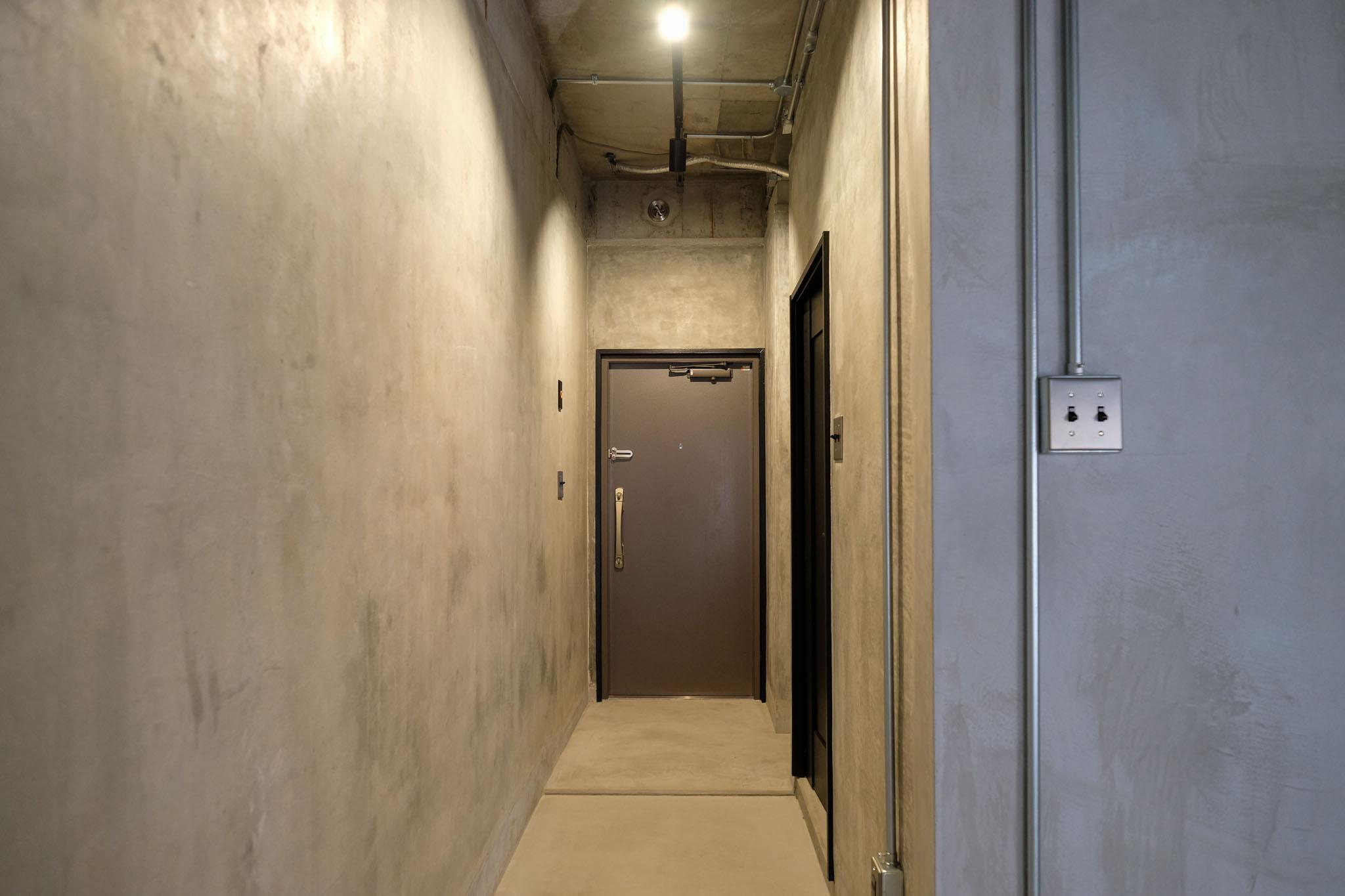 渋谷区神宮前の賃貸物件/むき出しの配管とダクトレール。設備を見せる、という美学（103号室）