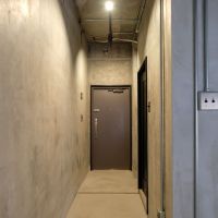 渋谷区神宮前の賃貸物件/むき出しの配管とダクトレール。設備を見せる、という美学（103号室）