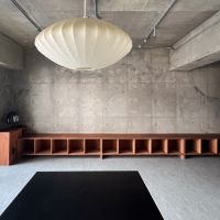 渋谷区恵比寿の売買物件/リビングから造作棚を見た視点。収納にも、ベンチとしても使える