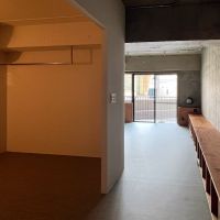 渋谷区恵比寿の売買物件/廊下は幅が約1.7mとゆとりがあり、リビングまで全長約7メートルの造作収納がつづいている