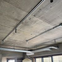 渋谷区恵比寿の売買物件/躯体現しの天井。ダクトレールに照明を自由にレイアウトできる