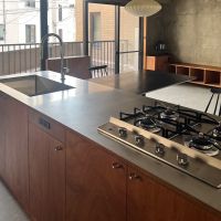 渋谷区恵比寿の売買物件/キッチンはガスコンロ4口。ステンレス天板には傷が目立ちにくいバイブレーション加工が施されている