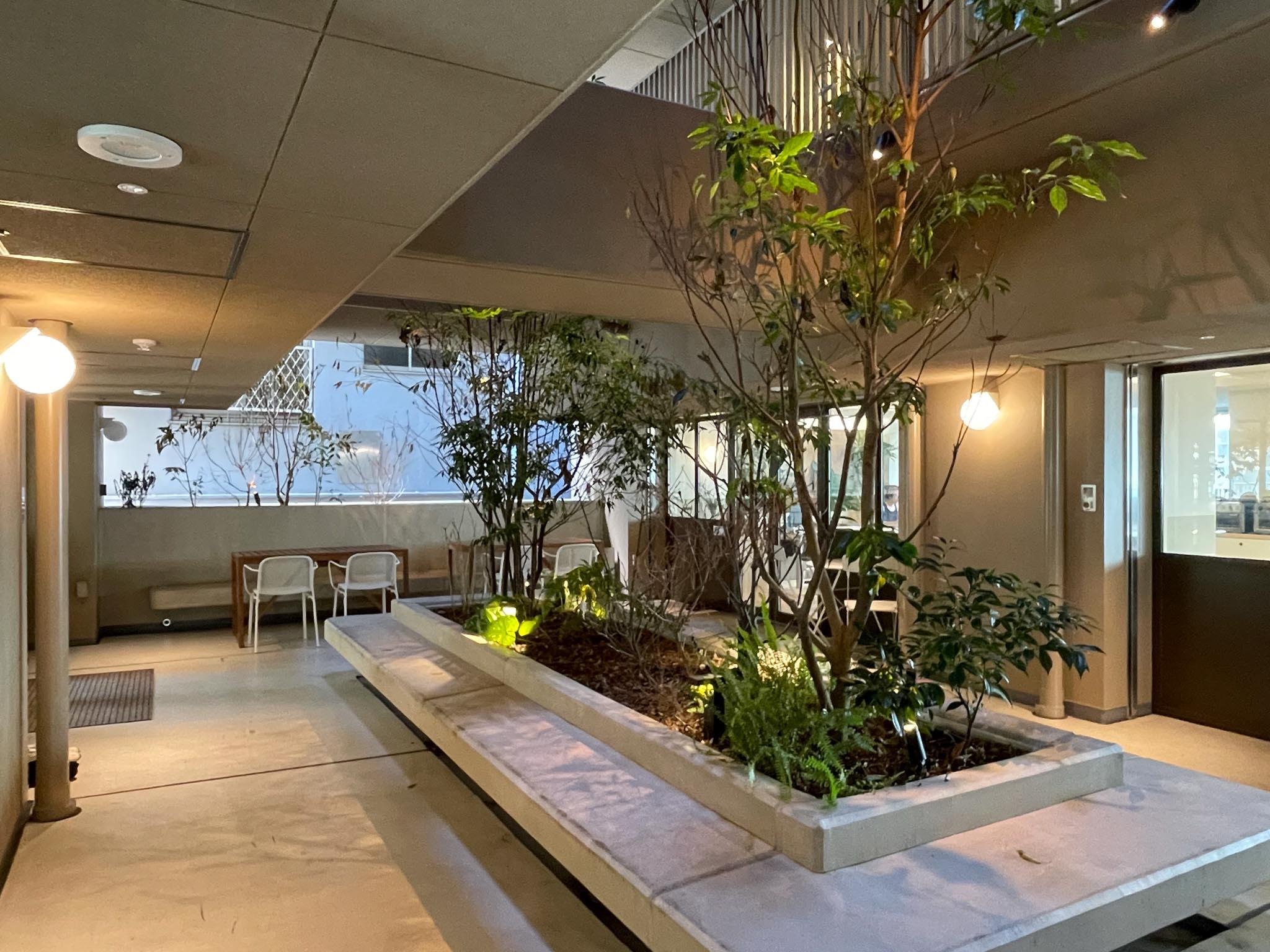 墨田区本所の賃貸物件/ベンチも用意され、建物の中にいながら、半分外にいるような感覚で過ごせます