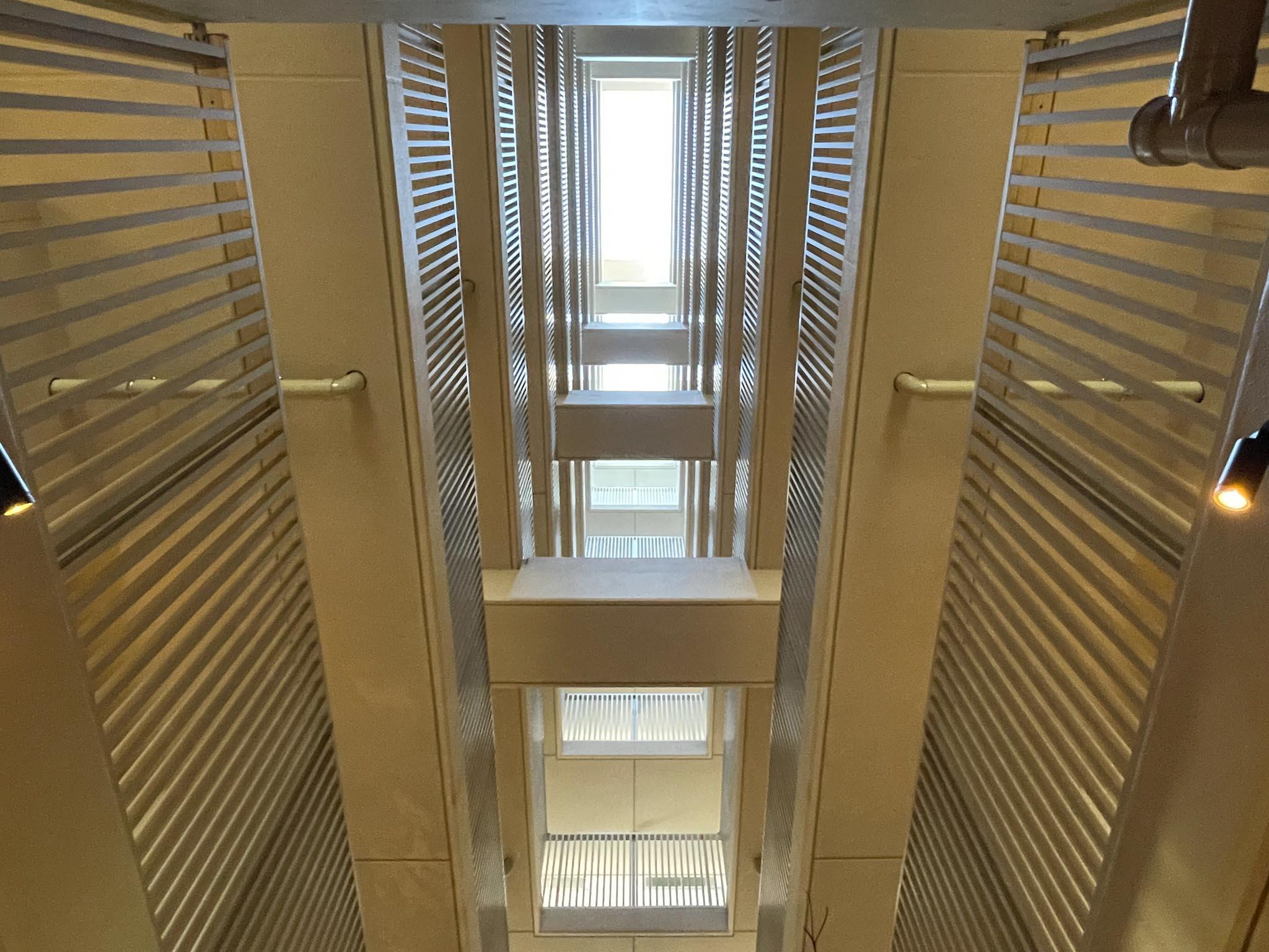 墨田区本所の賃貸物件/建物の中心に設けられた吹き抜けから、自然光がやわらかく降り注ぎます