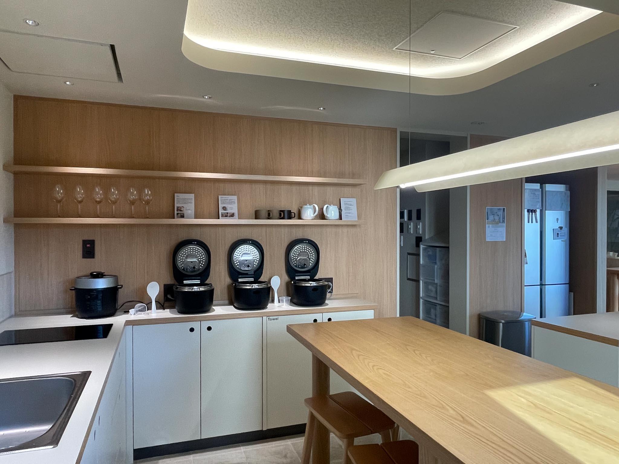 墨田区本所の賃貸物件/2F：キッチンユニットも調理家電も十分に用意されています