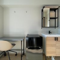 墨田区本所の賃貸物件/801：シャワータイプの部屋には、洗練されたデザイン家具を手がける「KIT」による別注のデスクとチェアを備えています