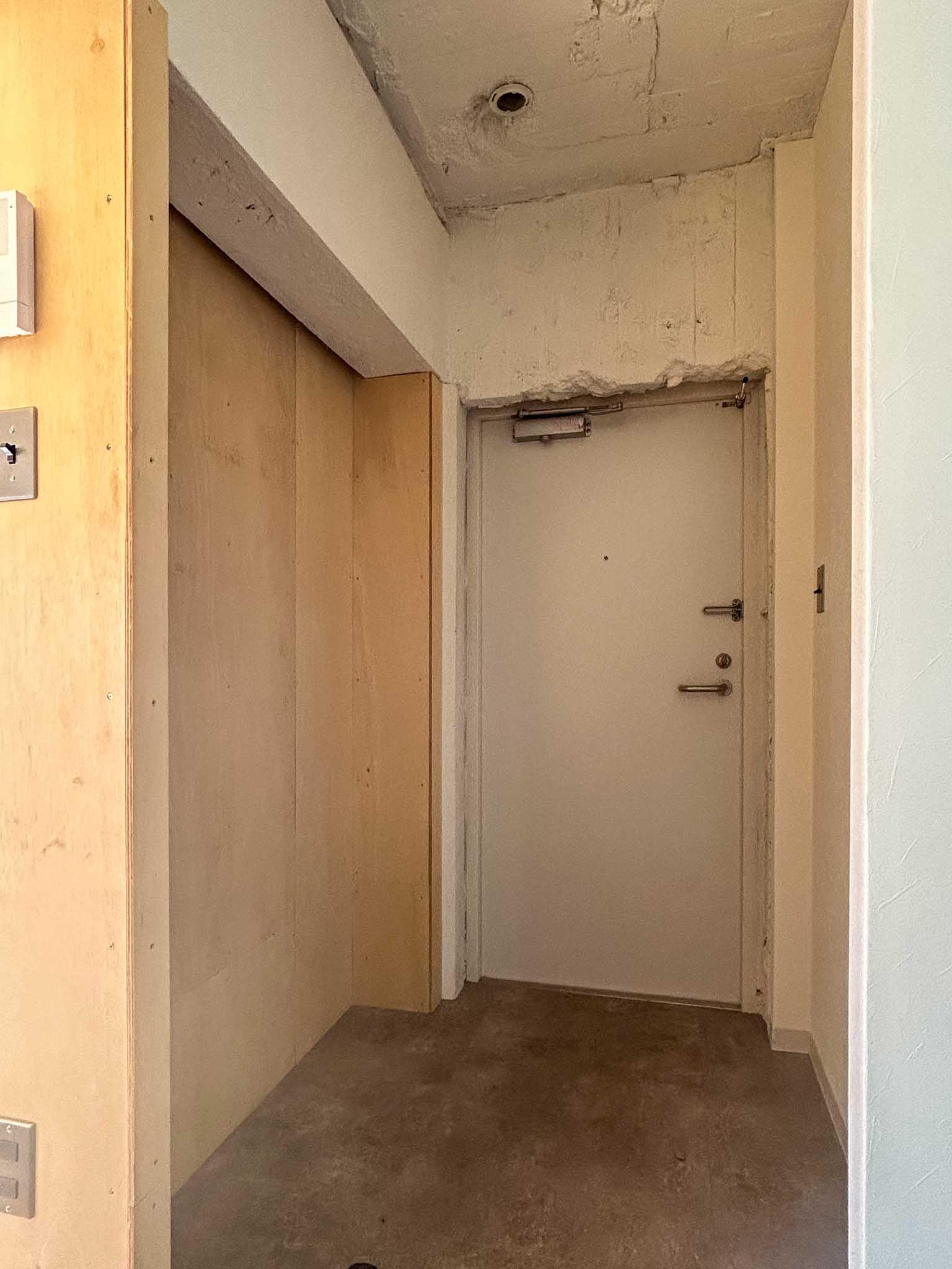 足立区東綾瀬の賃貸物件/玄関。DIYで棚を取り付けることも可能
