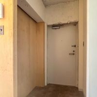 足立区東綾瀬の賃貸物件/玄関。DIYで棚を取り付けることも可能