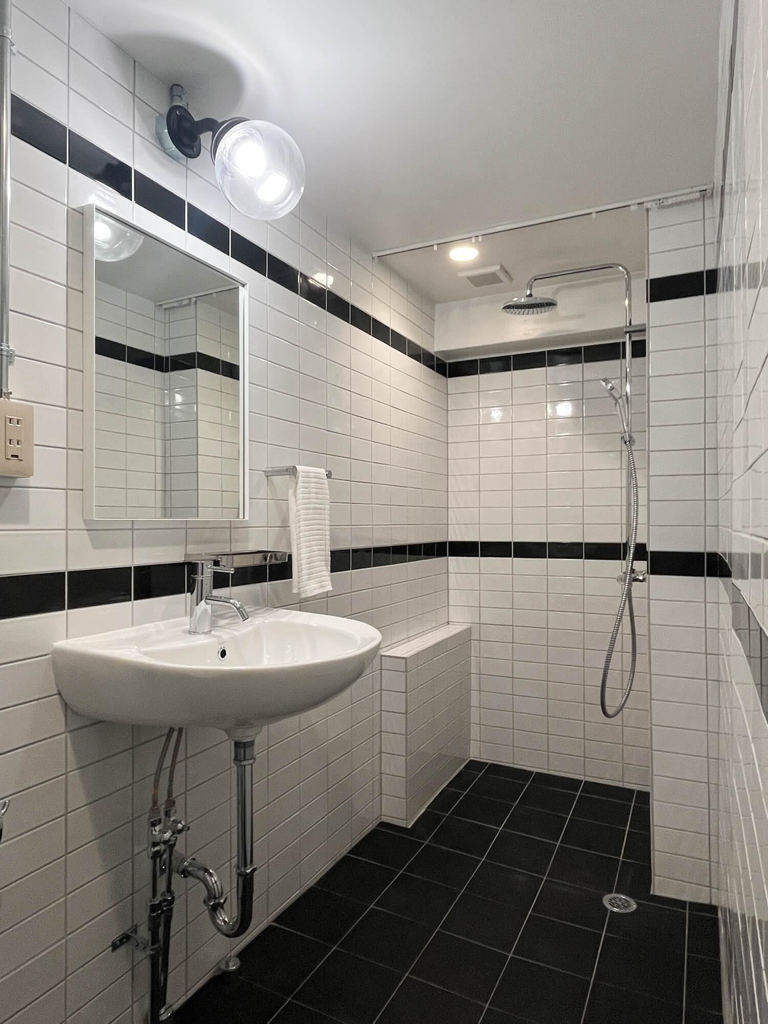 目黒区上目黒の売買物件/シャワーと洗面台とトイレが一体となっています