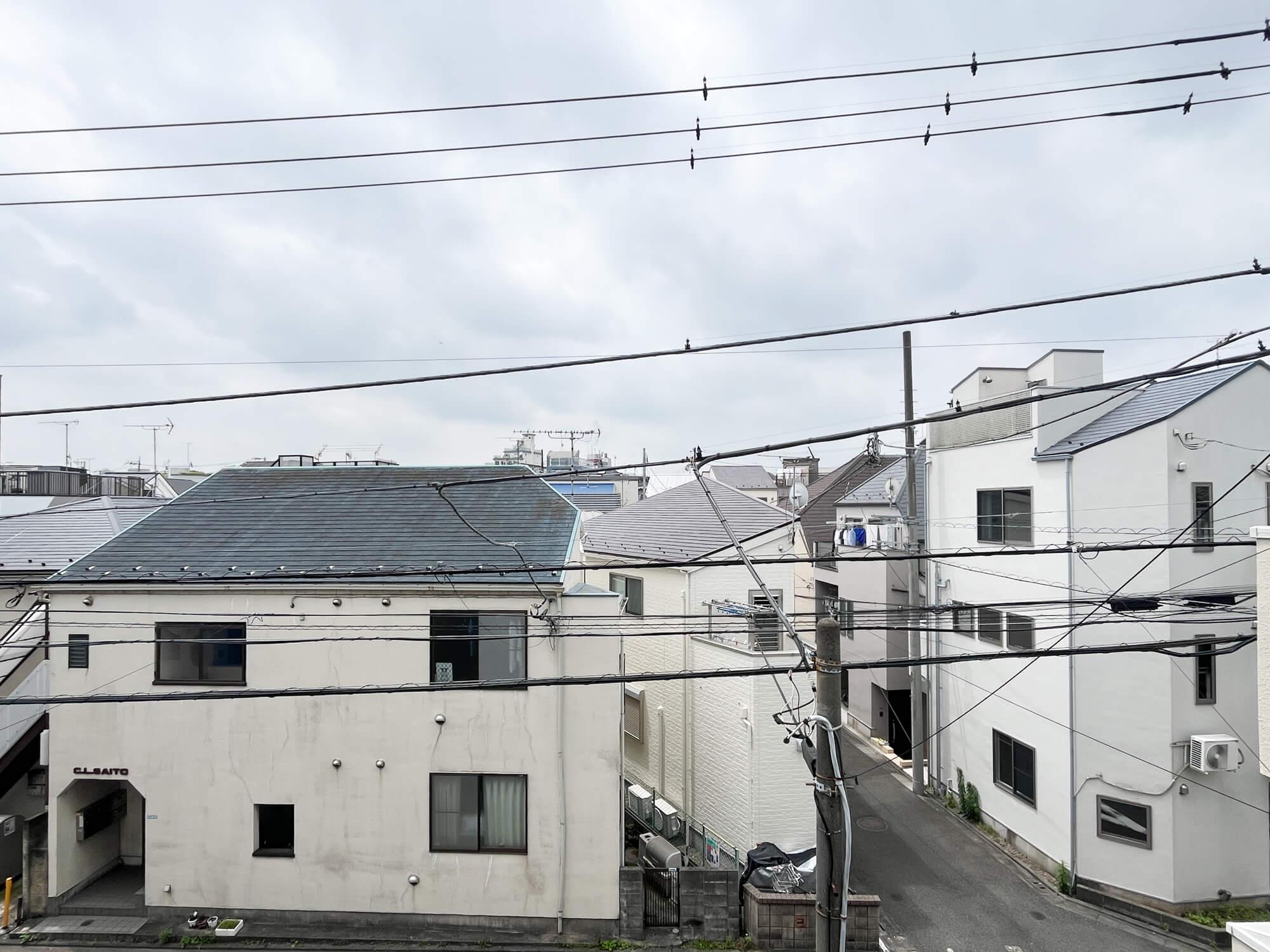 目黒区上目黒の売買物件/目の前の眺めは程よく抜けている