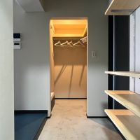 目黒区上目黒の売買物件/玄関を開けるとモルタル仕上げの土間床が奥まで広がる