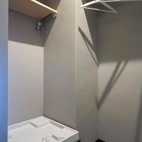 目黒区上目黒の売買物件/ウォークインクローゼットの内部と洗濯機スペース