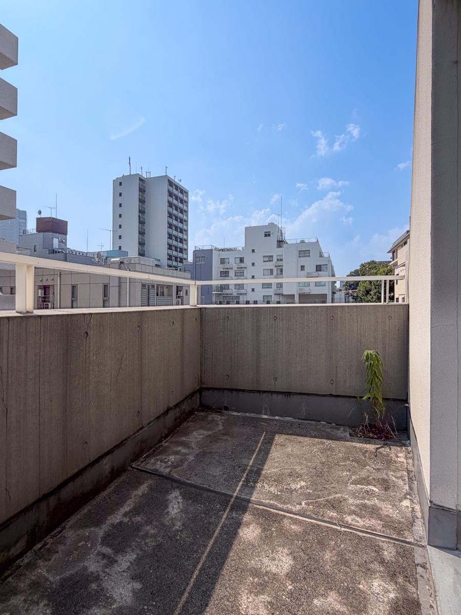 新宿区市谷砂土原町の賃貸物件/バルコニーはややゆったりめ