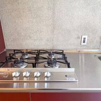 新宿区市谷砂土原町の賃貸物件/Rinnaiの4口ガスコンロが備え付け。ノブのつくりまで格好いい