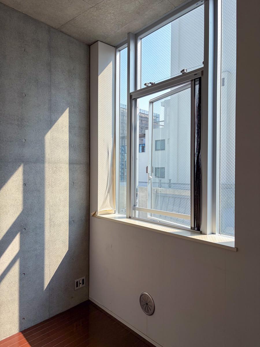新宿区市谷砂土原町の賃貸物件/部屋の奥まで光が届くよう、上部に取り付けられた窓。