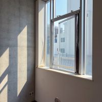 新宿区市谷砂土原町の賃貸物件/部屋の奥まで光が届くよう、上部に取り付けられた窓。