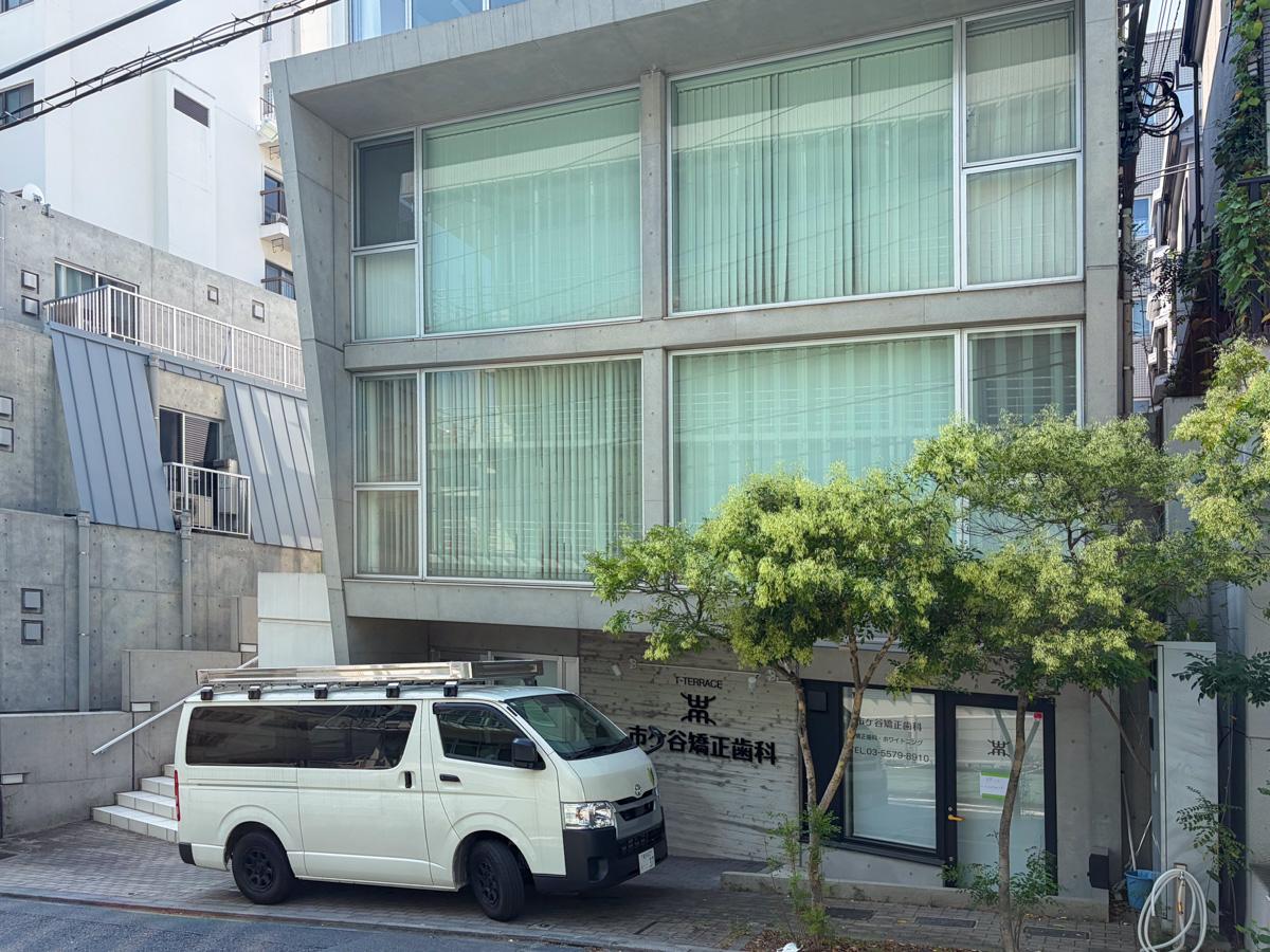 新宿区市谷砂土原町の賃貸物件/外観。左側の階段からエントランスにあがります