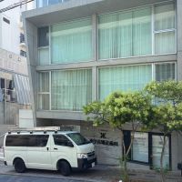 新宿区市谷砂土原町の賃貸物件/外観。左側の階段からエントランスにあがります