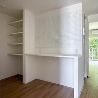 世田谷区池尻の賃貸物件/キッチン背面。使い勝手の良さそうな作業台、上には有孔ボードが設置済み