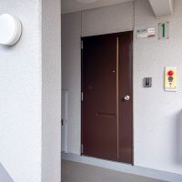 世田谷区池尻の賃貸物件/レトロな雰囲気ただよう玄関前