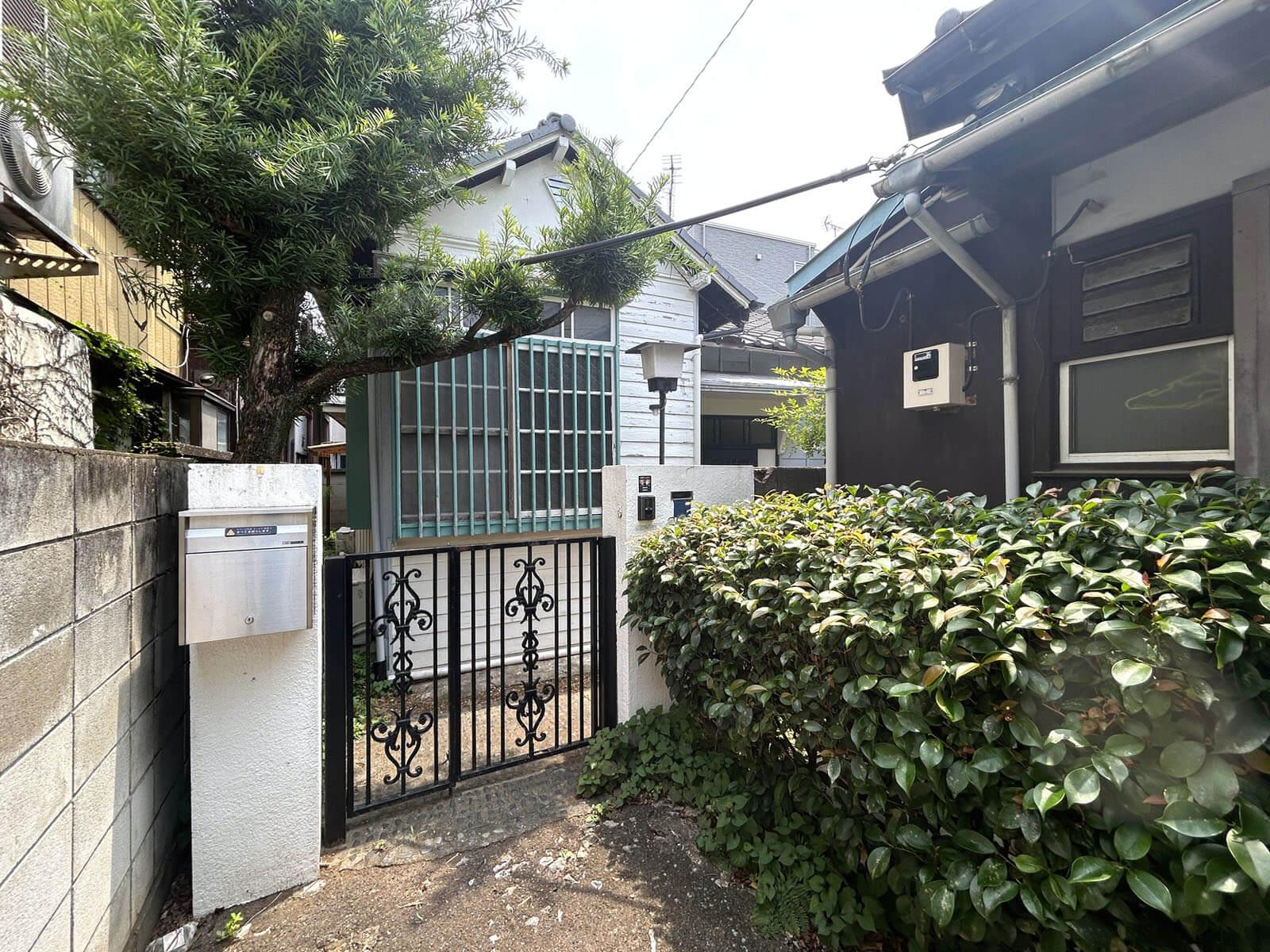 板橋区常盤台の賃貸物件/入口からワクワク、築70年前後と思しき平屋は映画の舞台になりそう