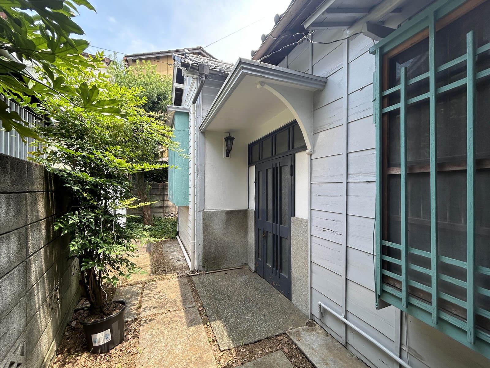 板橋区常盤台の賃貸物件/ペンキ塗りの白に淡いグリーン、古風な玄関も期待通り