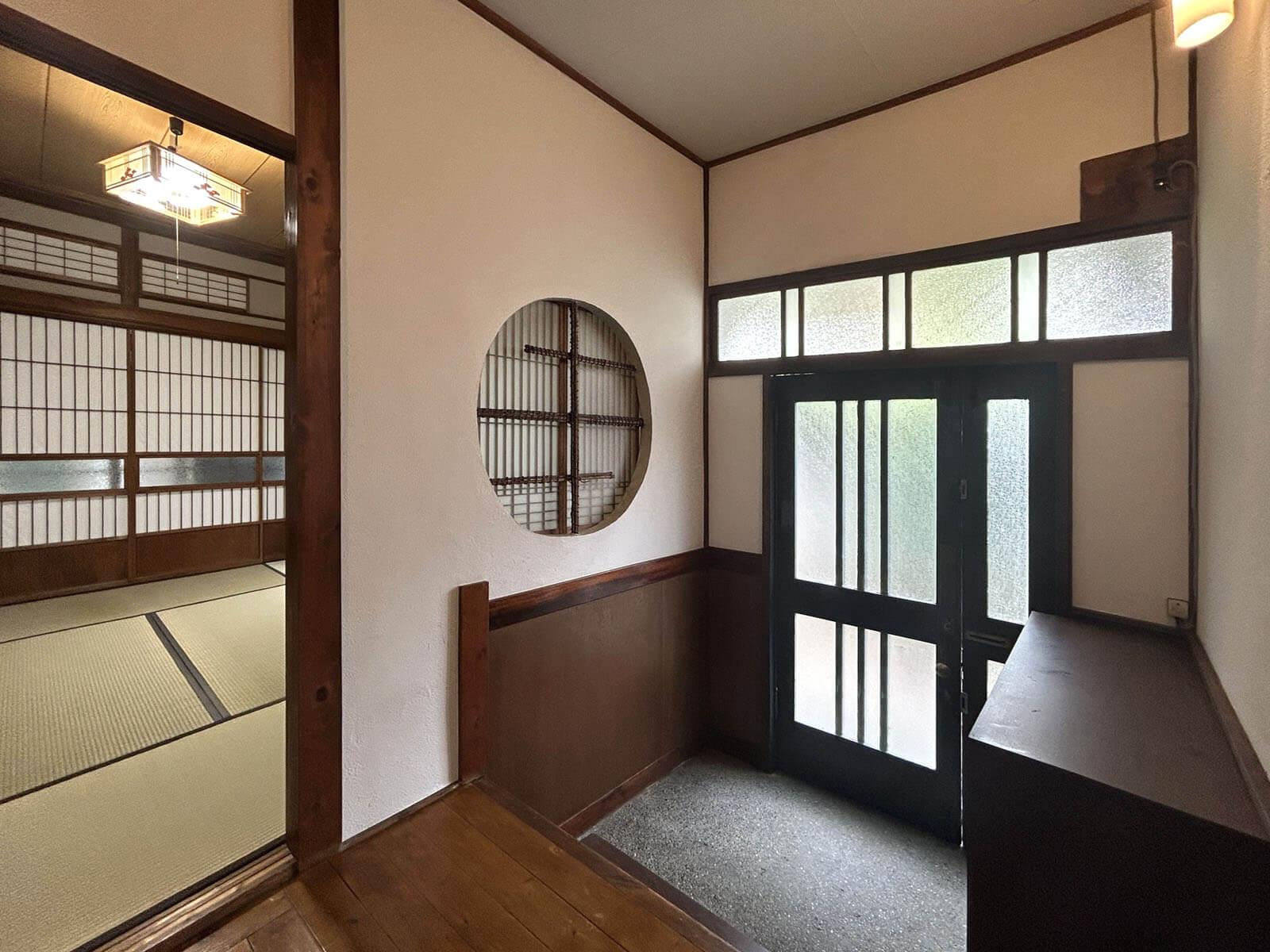板橋区常盤台の賃貸物件/美しき陰影、入ってすぐの和室は居間に適した8帖