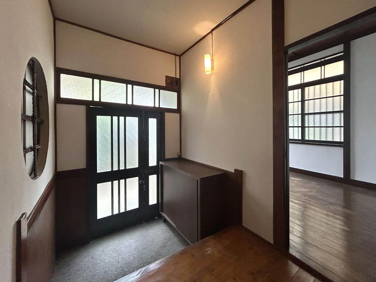 板橋区常盤台の賃貸物件/玄関を挟んで反対側は板張りの洋室に