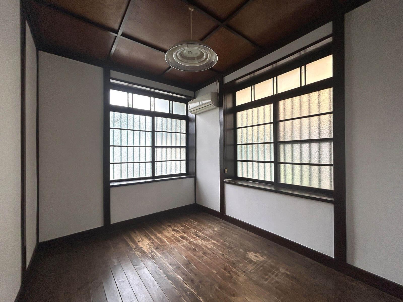板橋区常盤台の賃貸物件/格子の天井と窓枠がキリリと際立ち和の要素を感じる洋室です