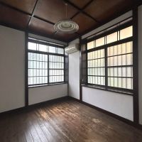 板橋区常盤台の賃貸物件/格子の天井と窓枠がキリリと際立ち和の要素を感じる洋室です