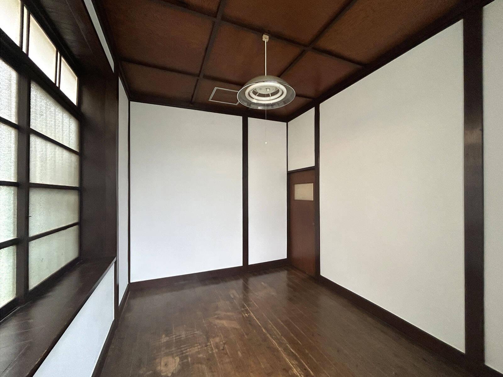 板橋区常盤台の賃貸物件/ベルベッドのソファが似合う応接間のイメージ、天井が高くて伸び伸びできます