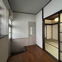 板橋区常盤台の賃貸物件/左側は外に出られる扉、正面の扉は開けるとお風呂場です