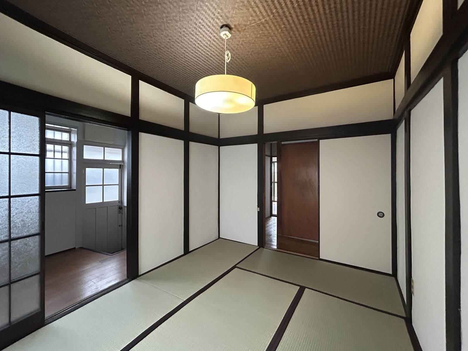 板橋区常盤台の賃貸物件/こげ茶色の天井の効果でメリハリのある空間に