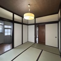 板橋区常盤台の賃貸物件/こげ茶色の天井の効果でメリハリのある空間に