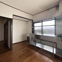 板橋区常盤台の賃貸物件/左奥の廊下沿いにバストイレ、冷蔵庫は凹んだスペースに