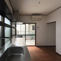 板橋区常盤台の賃貸物件/庭に面したキッチン、右に進むと縁側＆8帖の和室