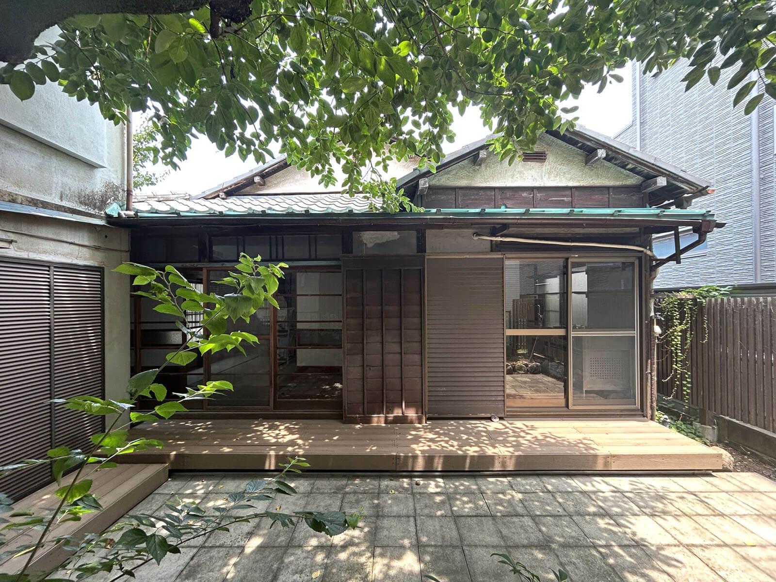 板橋区常盤台の賃貸物件/平屋の母屋、洗濯機置場は屋外でウッドデッキの右端に