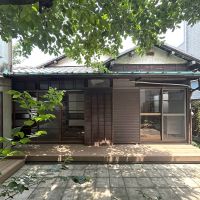 板橋区常盤台の賃貸物件/平屋の母屋、洗濯機置場は屋外でウッドデッキの右端に