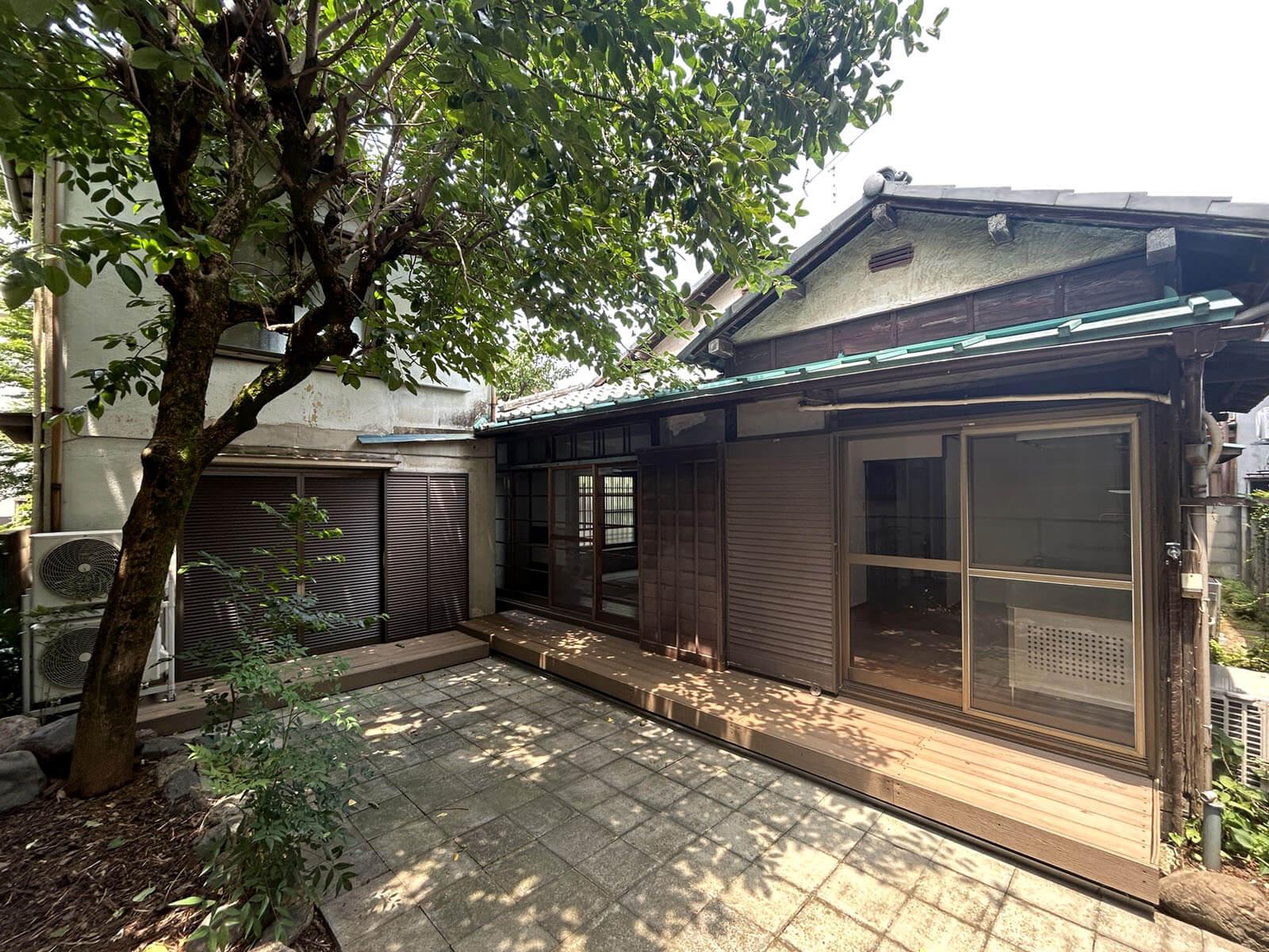 板橋区常盤台の賃貸物件/左側の家は庭を囲むように配置された2階建の小さな離れ