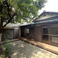 板橋区常盤台の賃貸物件/左側の家は庭を囲むように配置された2階建の小さな離れ
