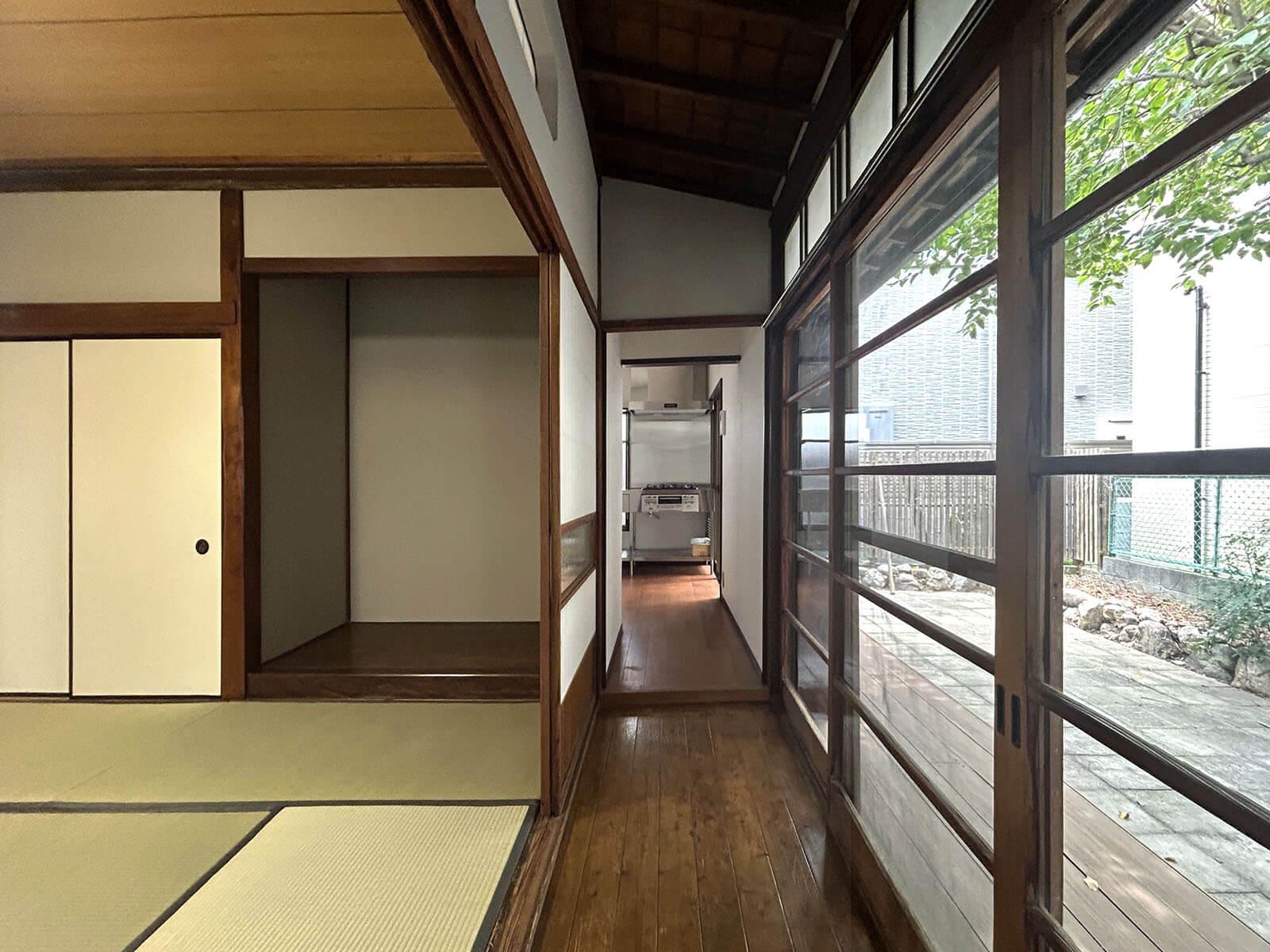 板橋区常盤台の賃貸物件/縁側から和室/キッチン/庭を見る、木枠窓の施錠はネジ式です