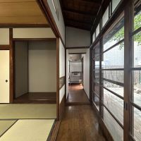板橋区常盤台の賃貸物件/縁側から和室/キッチン/庭を見る、木枠窓の施錠はネジ式です