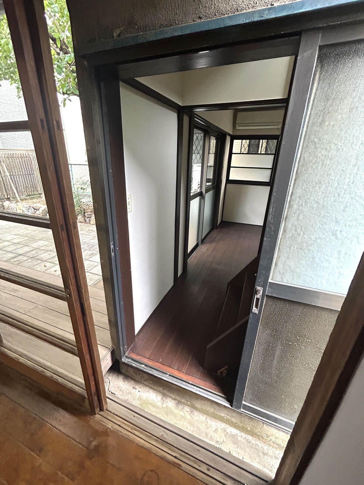 板橋区常盤台の賃貸物件/縁側の窓を開け30cmほど屋外を跨ぐと離れへ渡れます