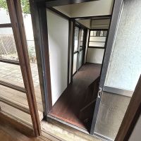 板橋区常盤台の賃貸物件/縁側の窓を開け30cmほど屋外を跨ぐと離れへ渡れます