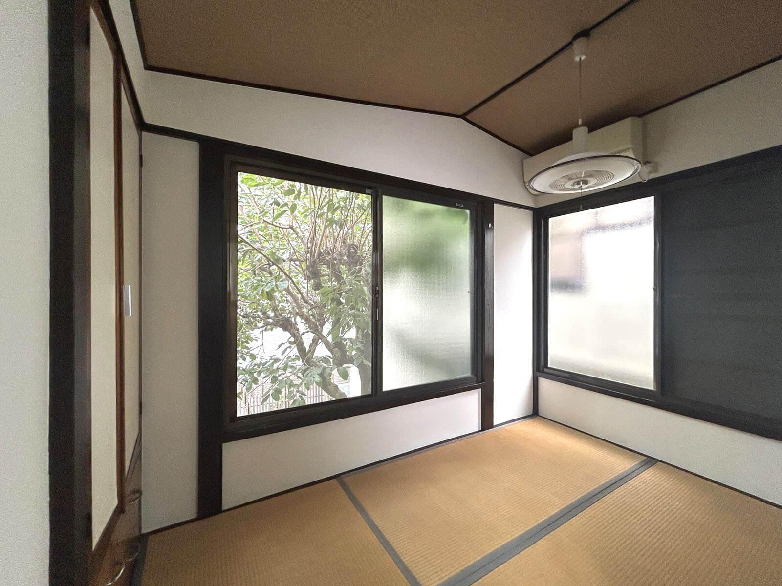 板橋区常盤台の賃貸物件/2階は3帖の和室、右の窓は雨戸が動かず半分光が入りません