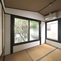 板橋区常盤台の賃貸物件/2階は3帖の和室、右の窓は雨戸が動かず半分光が入りません