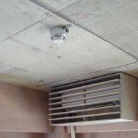 葛飾区東水元の賃貸物件/照明は露出配線。エアコンには簡単に外せるカバー付き