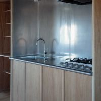 葛飾区東水元の賃貸物件/ステンレスのキッチン。キッチン下は収納になっています