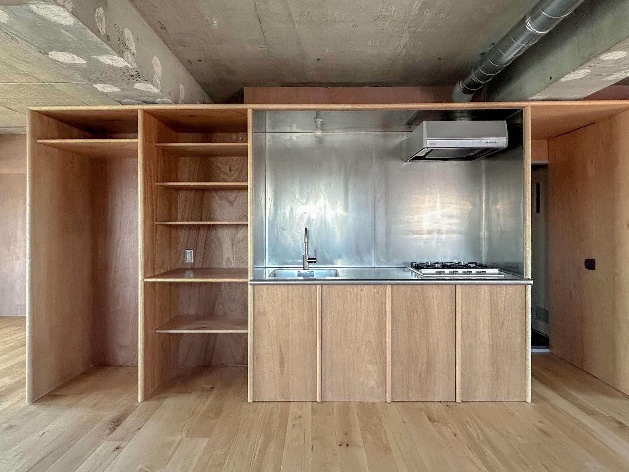 葛飾区東水元の賃貸物件/左から冷蔵庫置き場、家電用の可動棚、キッチンという並び。洗面脱衣室との間にも収納があります