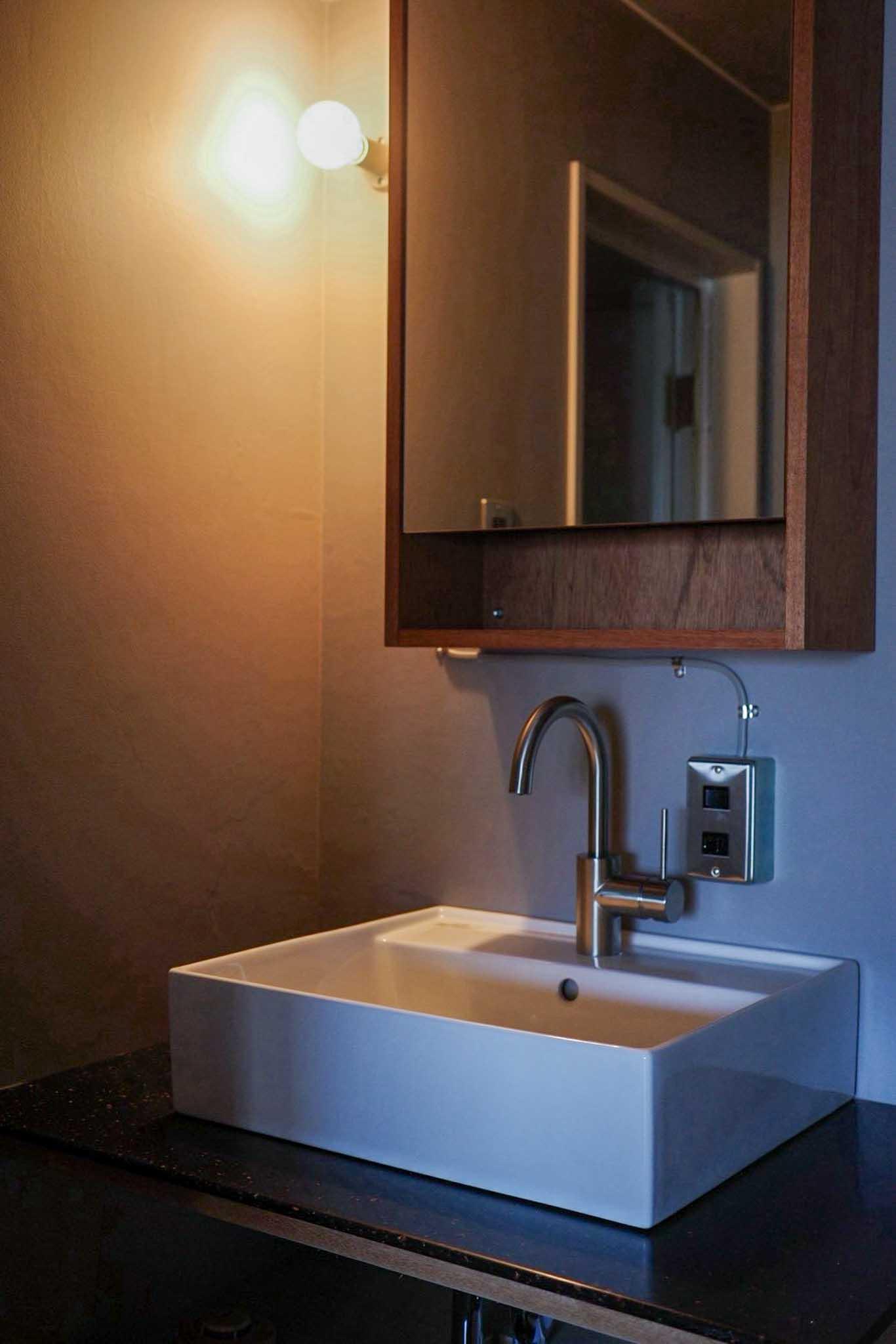 葛飾区東水元の賃貸物件/造作の洗面台はシックな雰囲気
